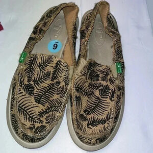 SANUK slip on loafer size 6 leaf print